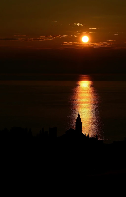 the sun shines on the water off of the shoreline