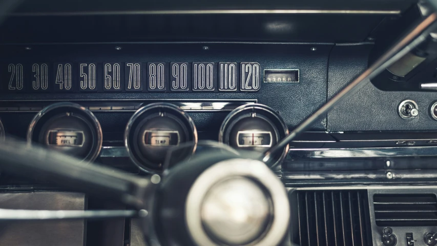 the dashboard of an old fashioned radio sits empty