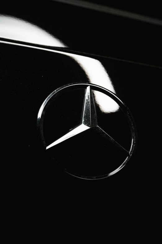 the mercedes logo is shown here in this po