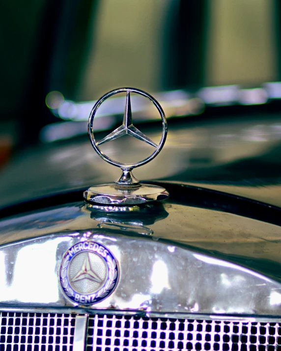 a mercedes badge on the top of a mercedes car