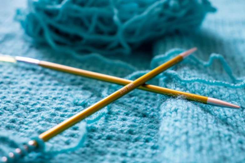 two knitting needles and a yarn ball