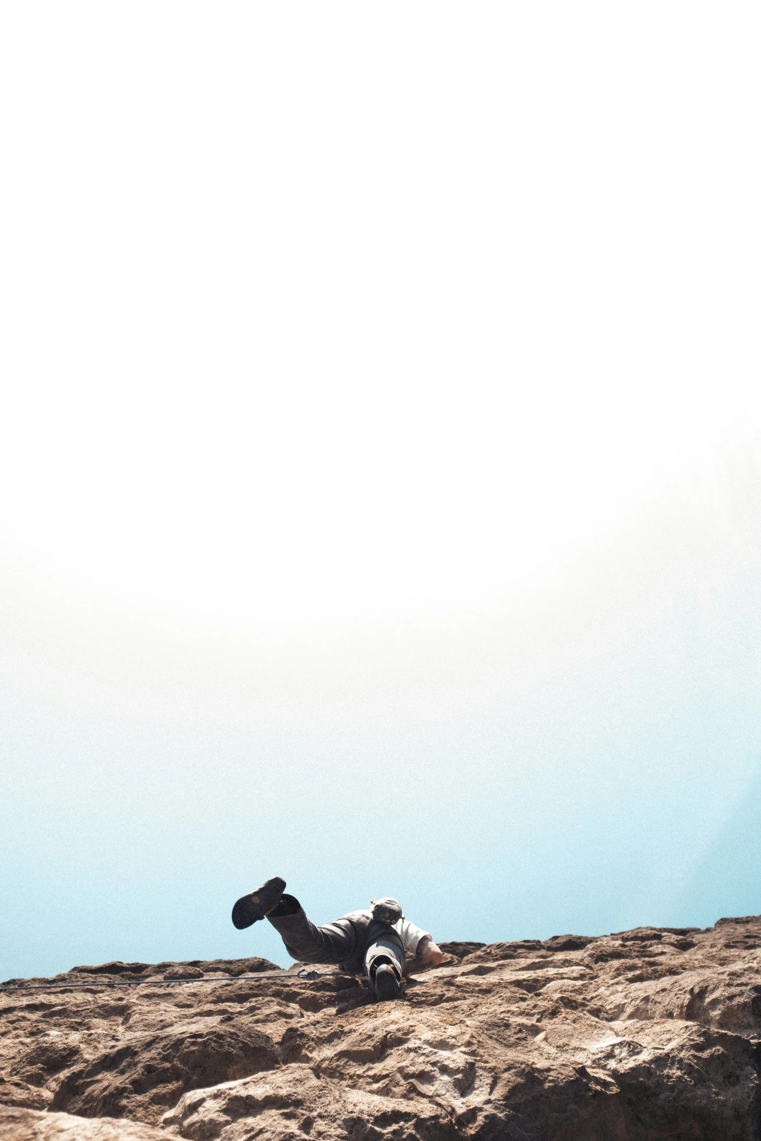 a lone horse is lying in the desert sand