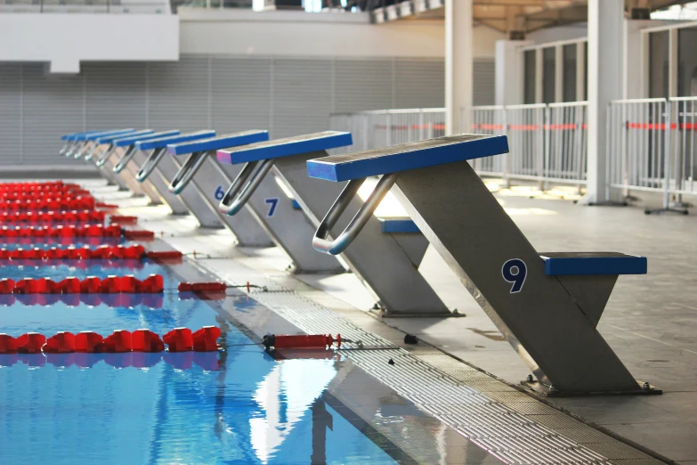 a bunch of benches sitting next to each other on top of a pool