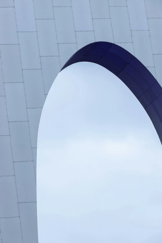there is a large arch over a building