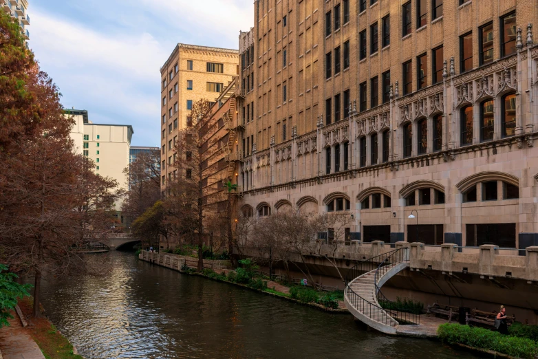 there is a canal in the middle of a street