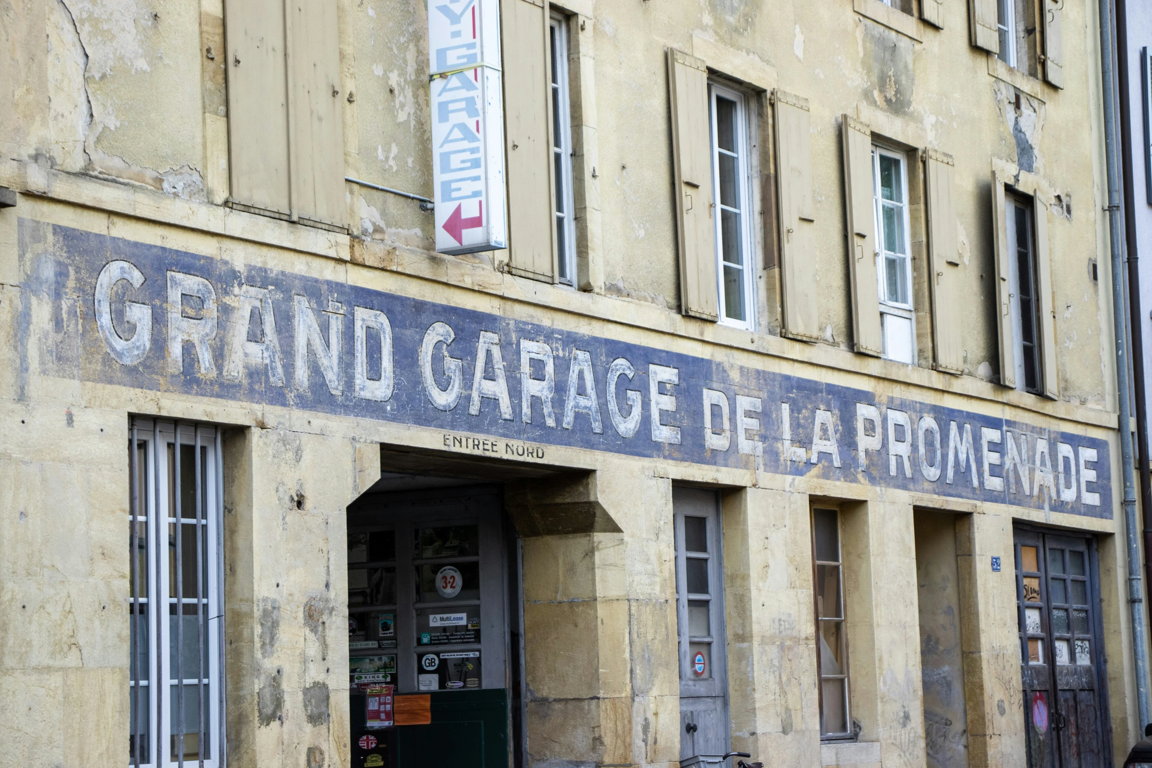 an old building with peeling paint in french