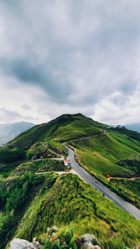 the sky is over rolling hills in the mountain