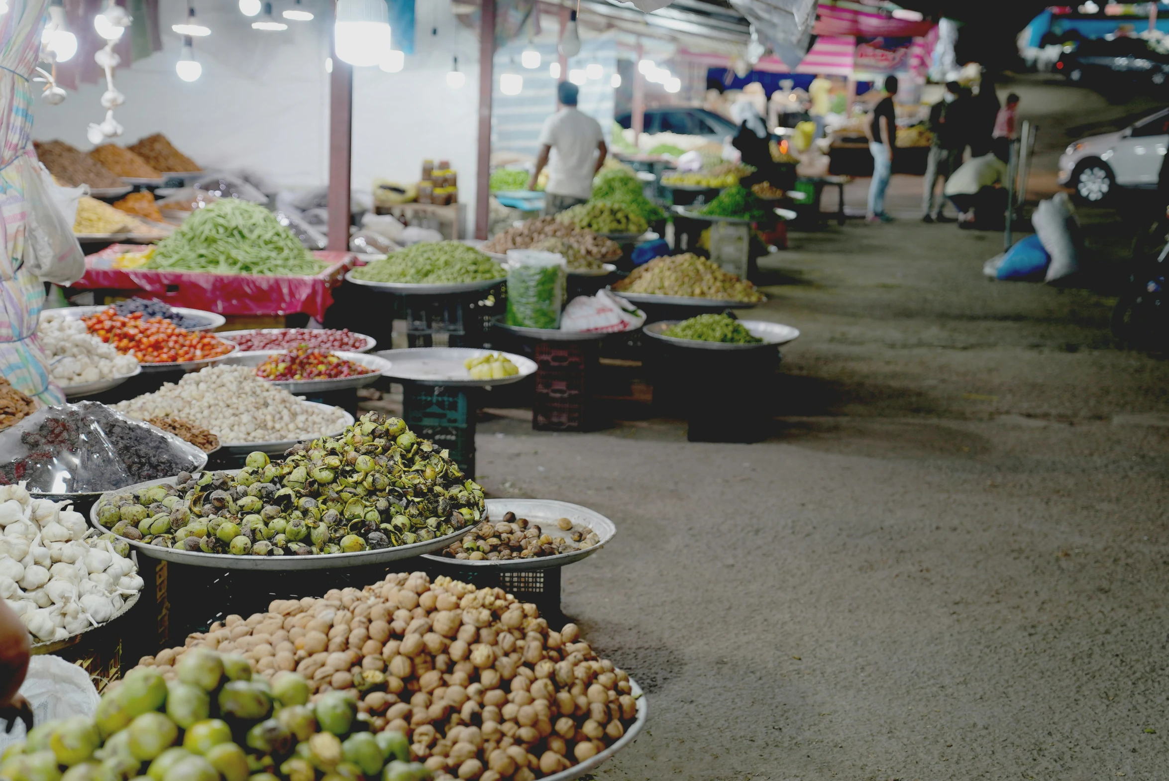 this market has many different types of food on display