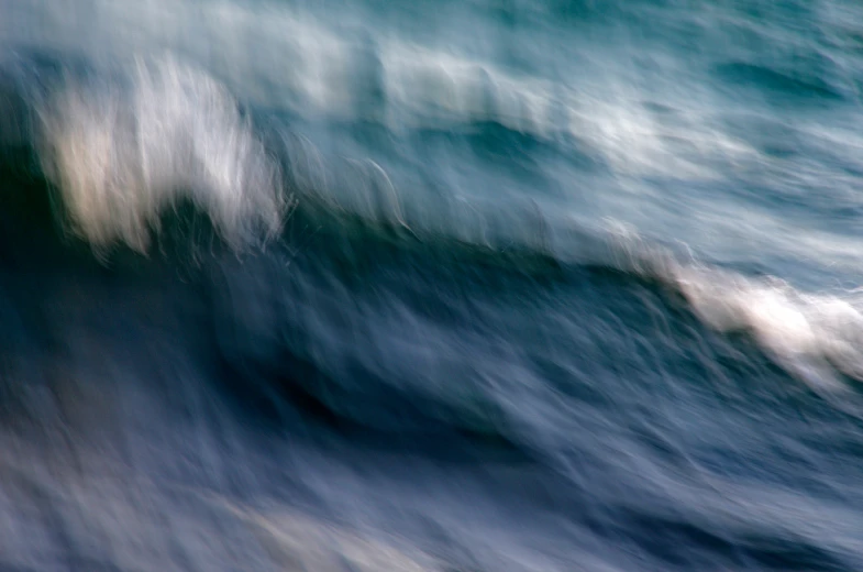 a blurry po of water and a wave