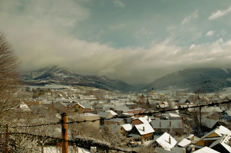 a small town with some very pretty mountains in the background