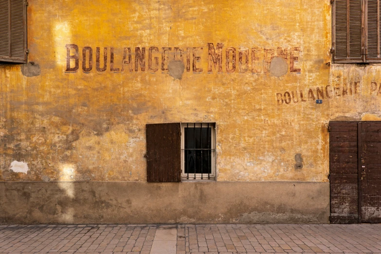 a sign above a door on a building that says doubt entree el