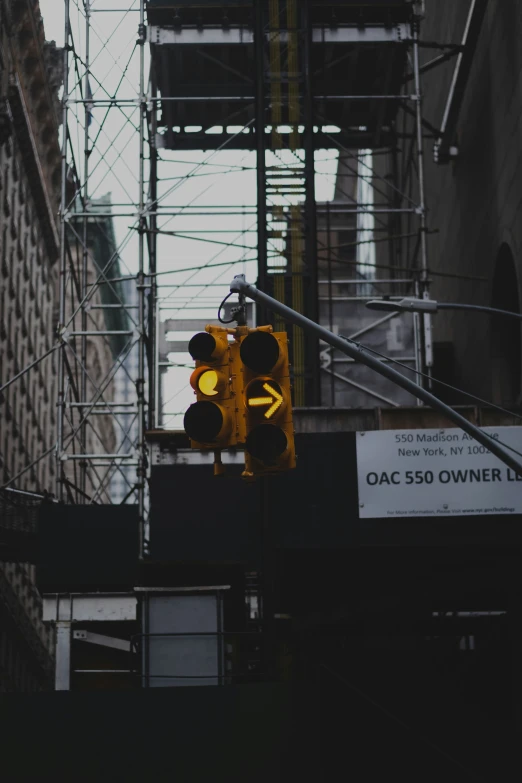 the traffic light is indicating the way to the new york city train station