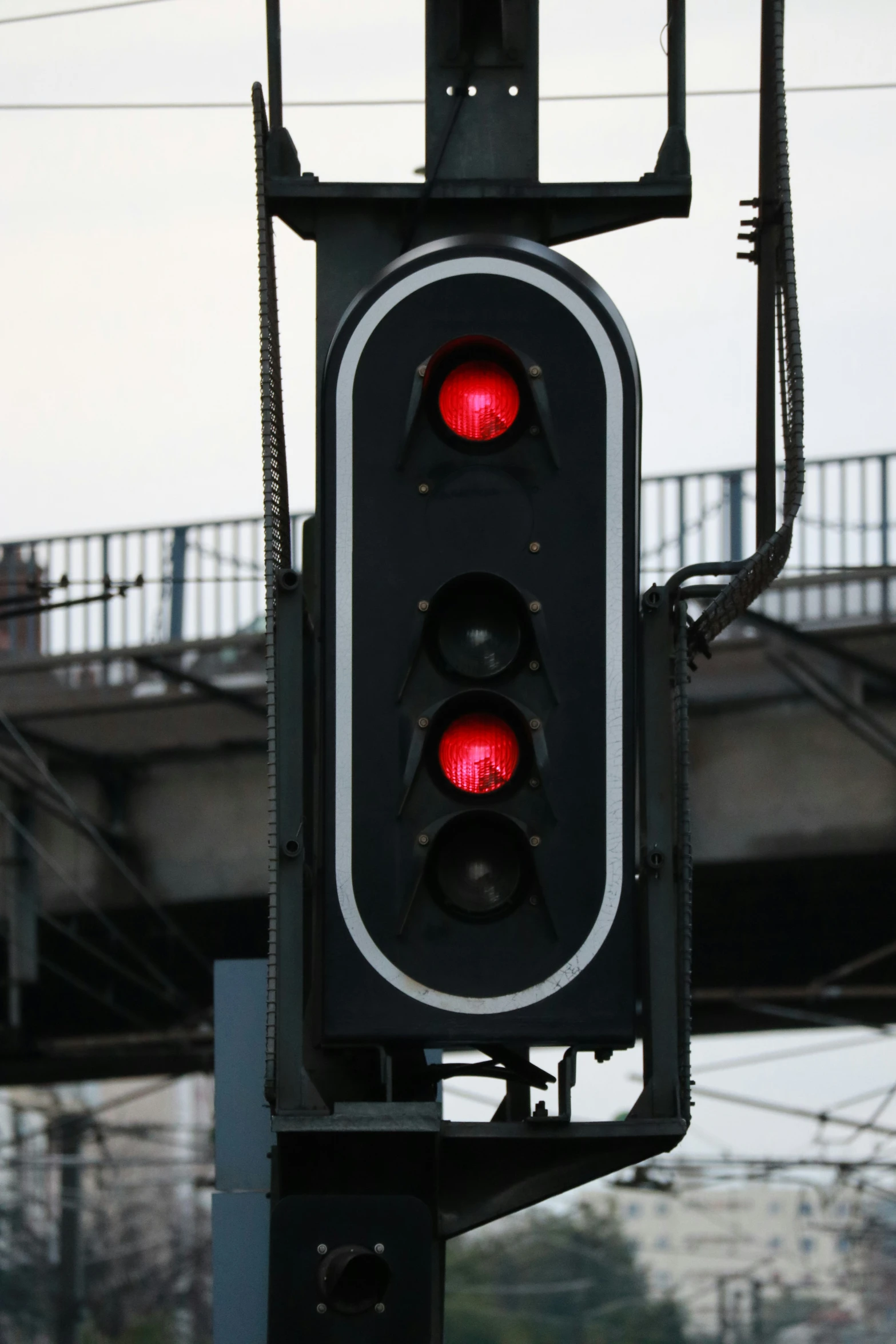 a traffic light with two red lights on each side of it