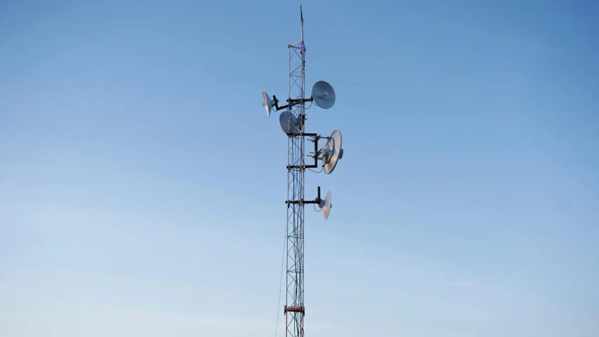 a tall tower has many mirrors in the front