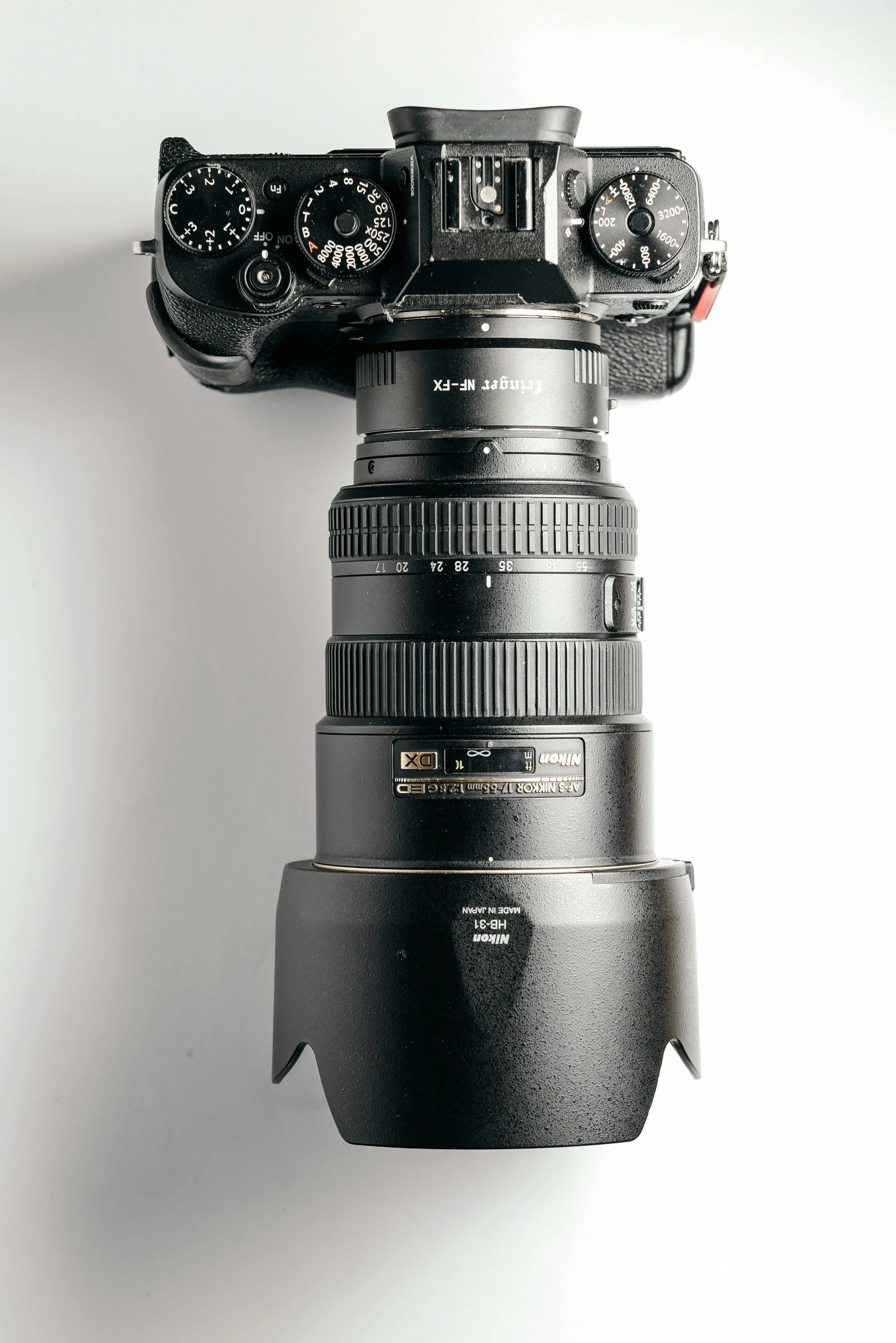 there is a zoom lens attached to the body of a camera