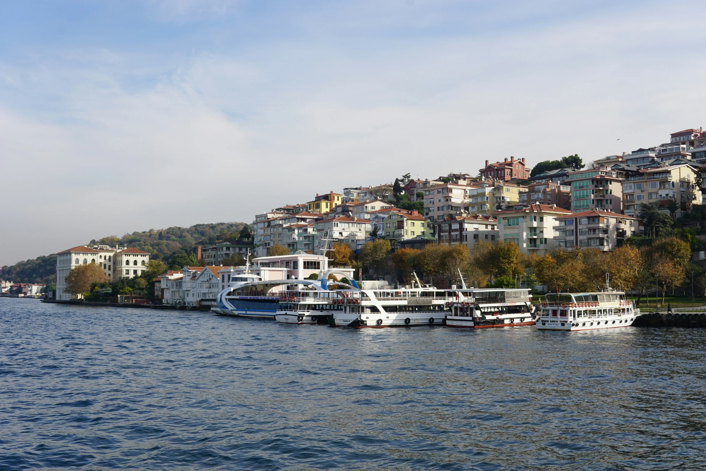 a row of small boats in the middle of a lake