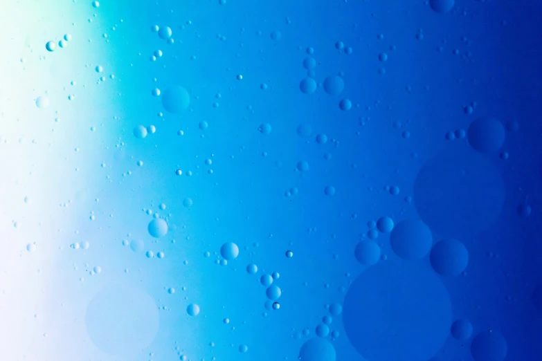 water droplets that are on the surface of a blue plate