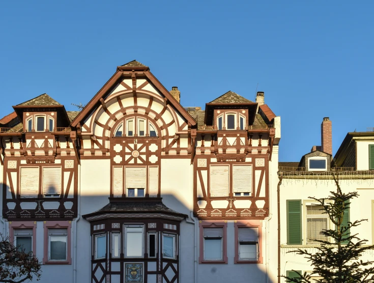 an architectural building with many windows on the second story