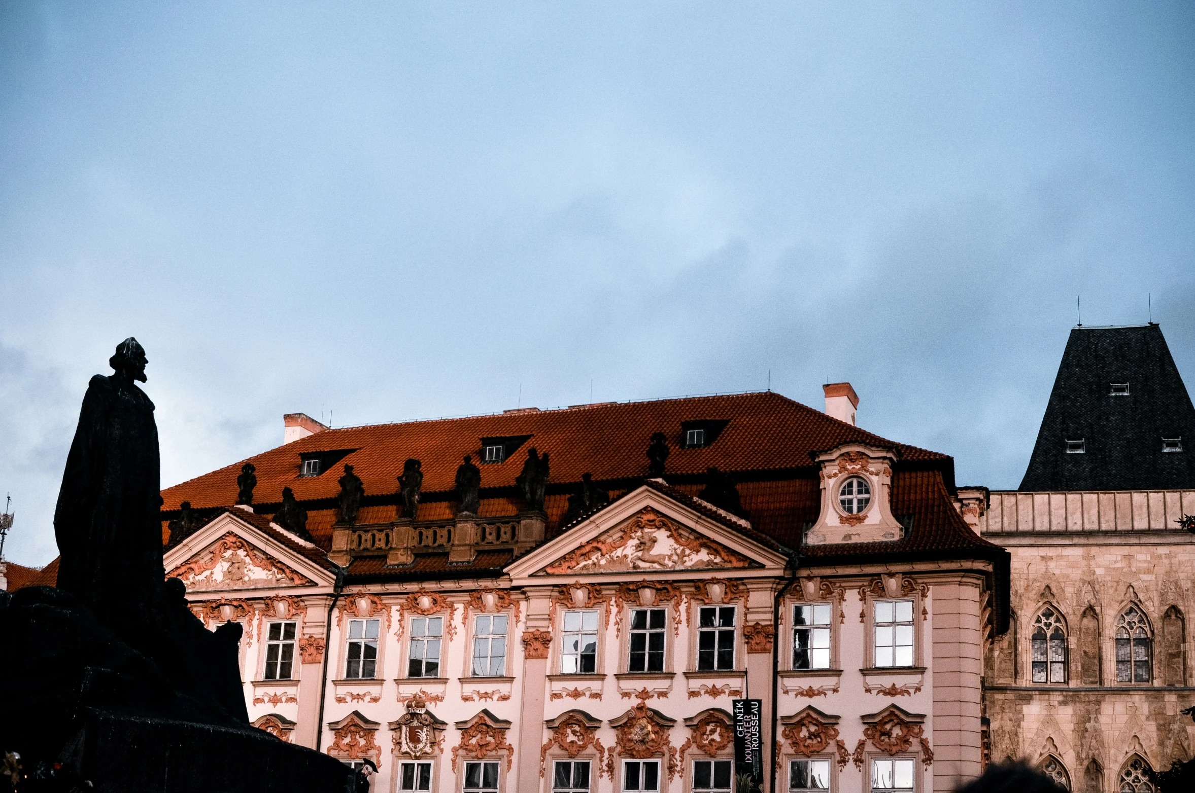 a statue is in front of some buildings