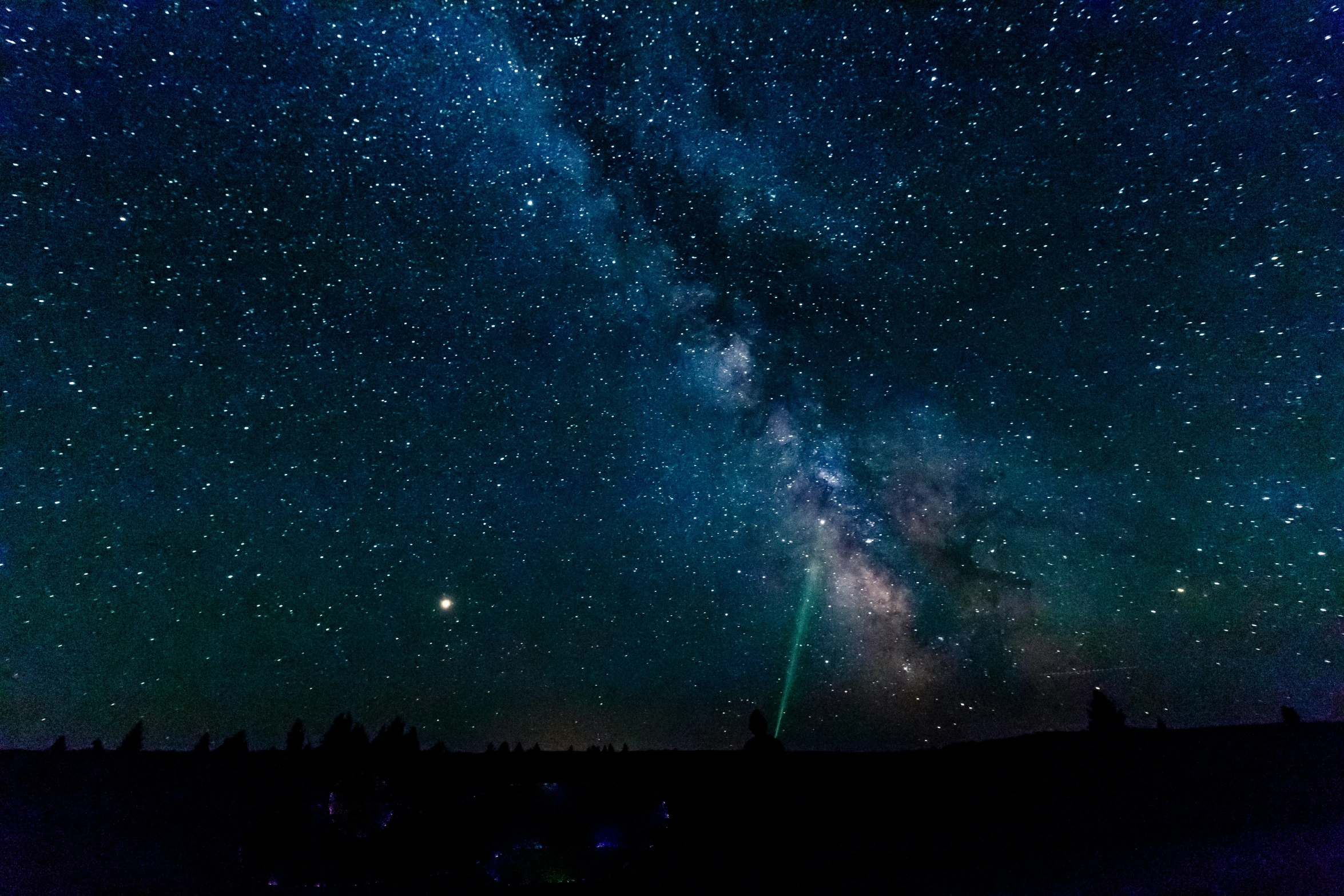 the night sky shows the bright stars and the milky