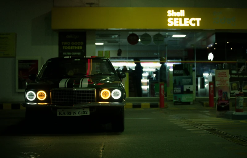 a car with a yellow light in the dark