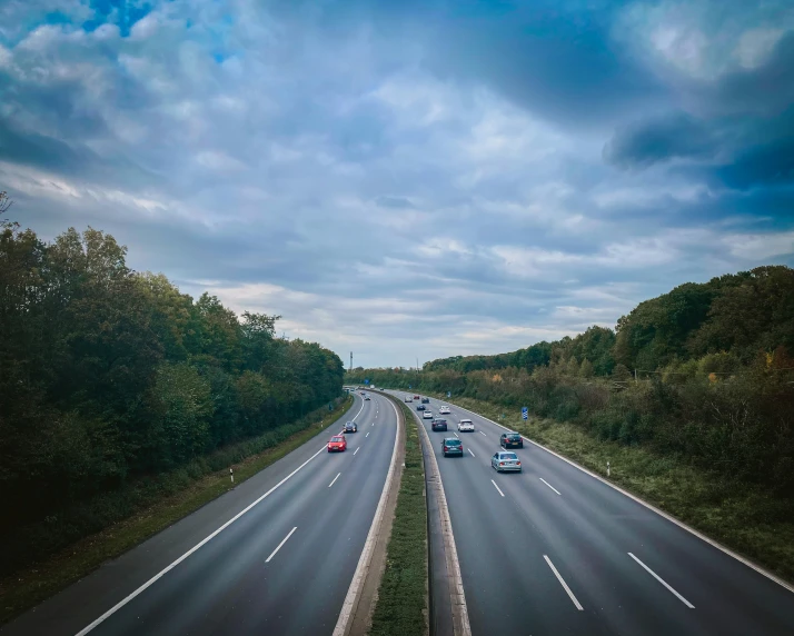 many cars are on a highway during a cloudy day