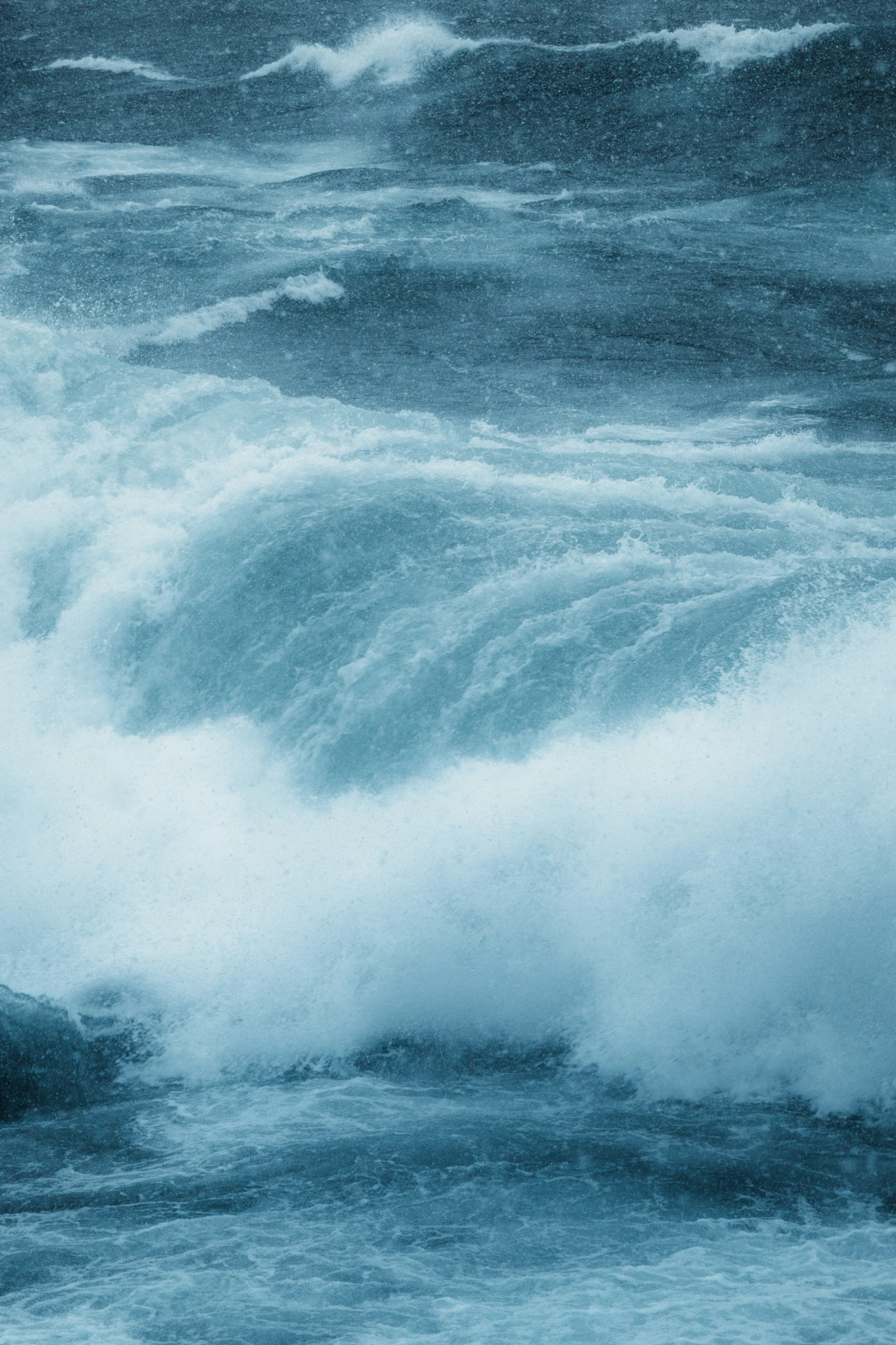 a wave is rolling into shore in the ocean