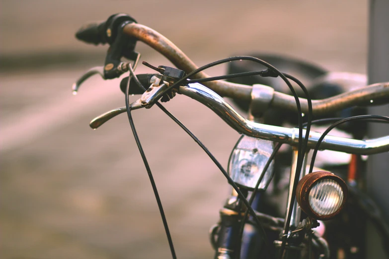 the front end of a bicycle with wire