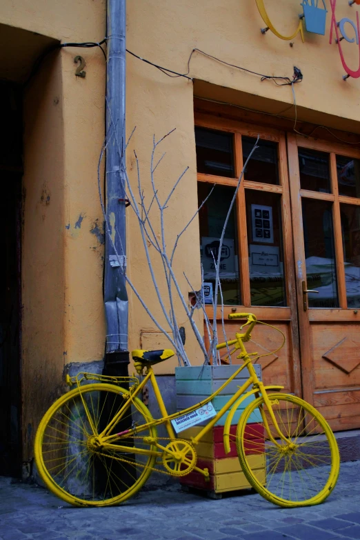 a bicycle leaning against a pole next to a building