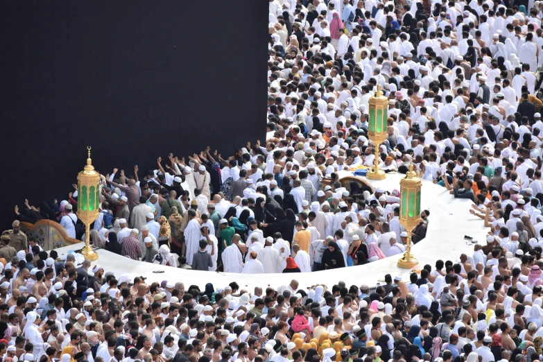 a large group of people all standing around