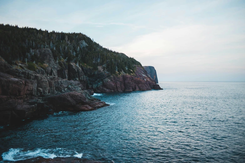 there is a large cliff overlooking the ocean