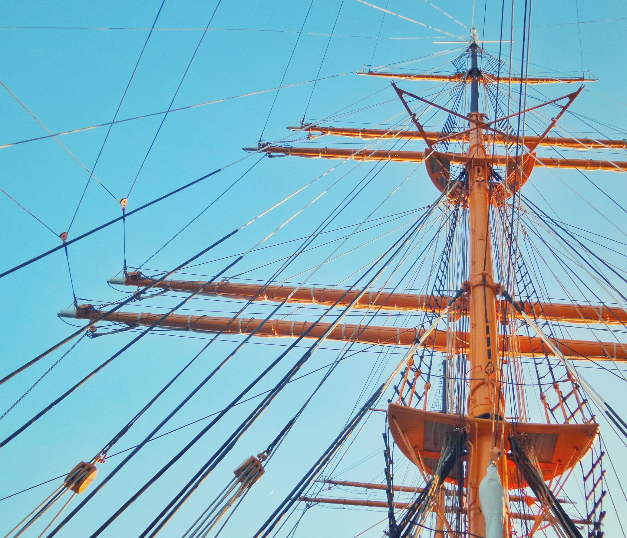 the mast of a ship with lots of ropes