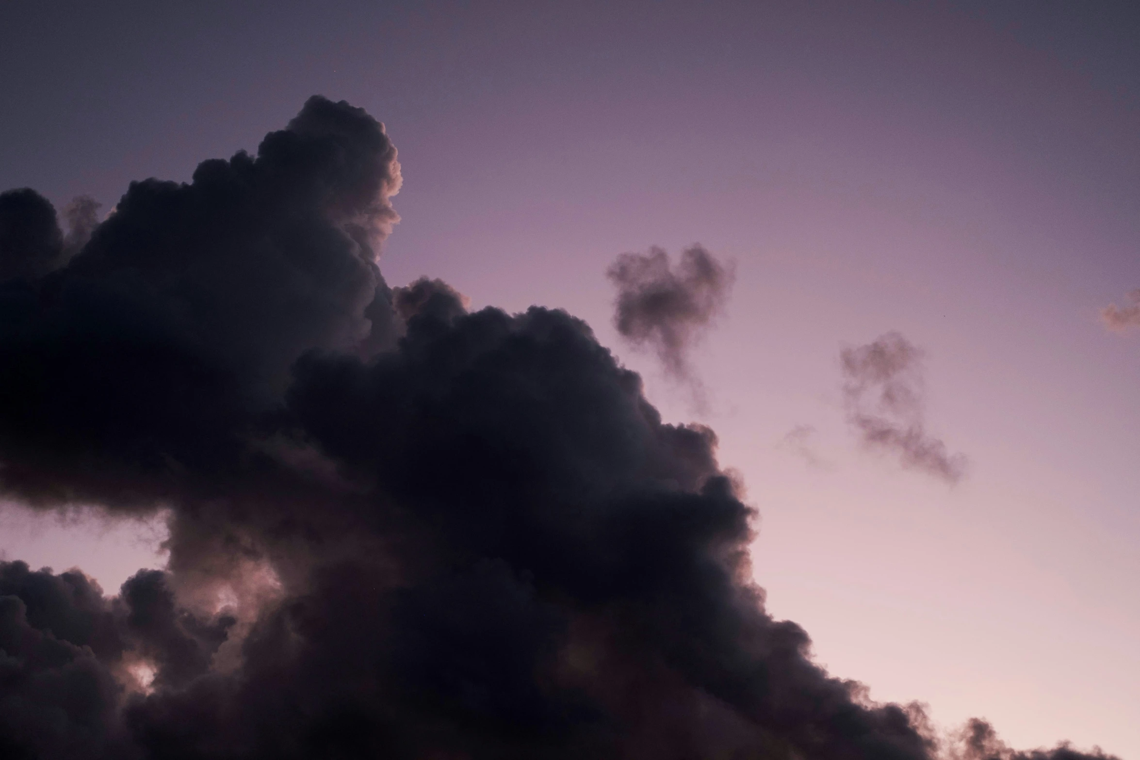 smoke comes out of an airplane's chimney as it flies through the sky