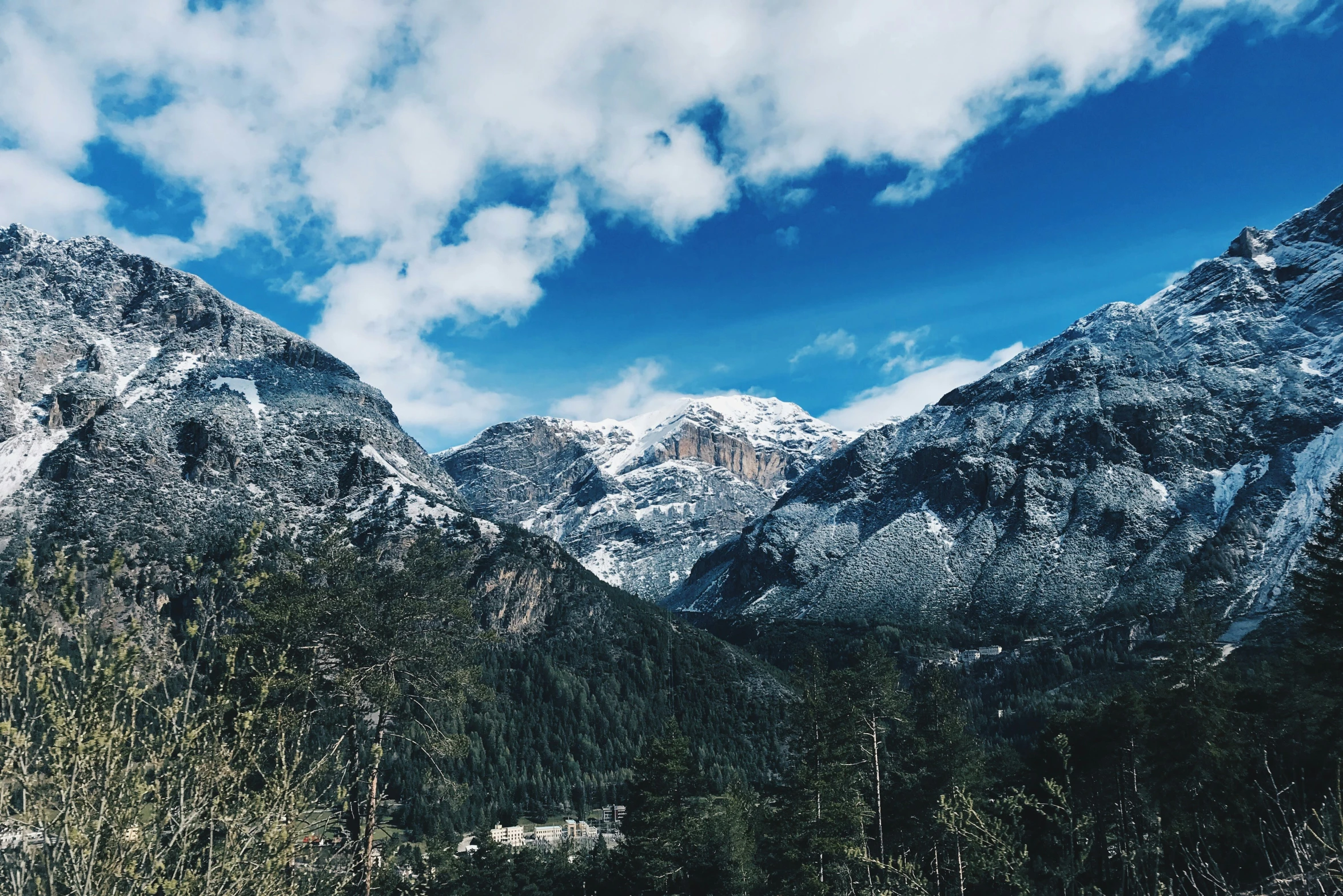 the snow covered mountains of the san frania valley