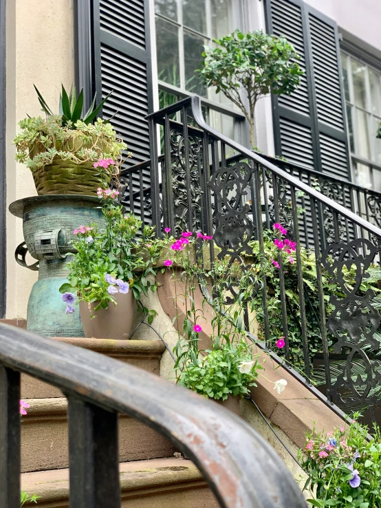 an old house has been decorated with beautiful flowers