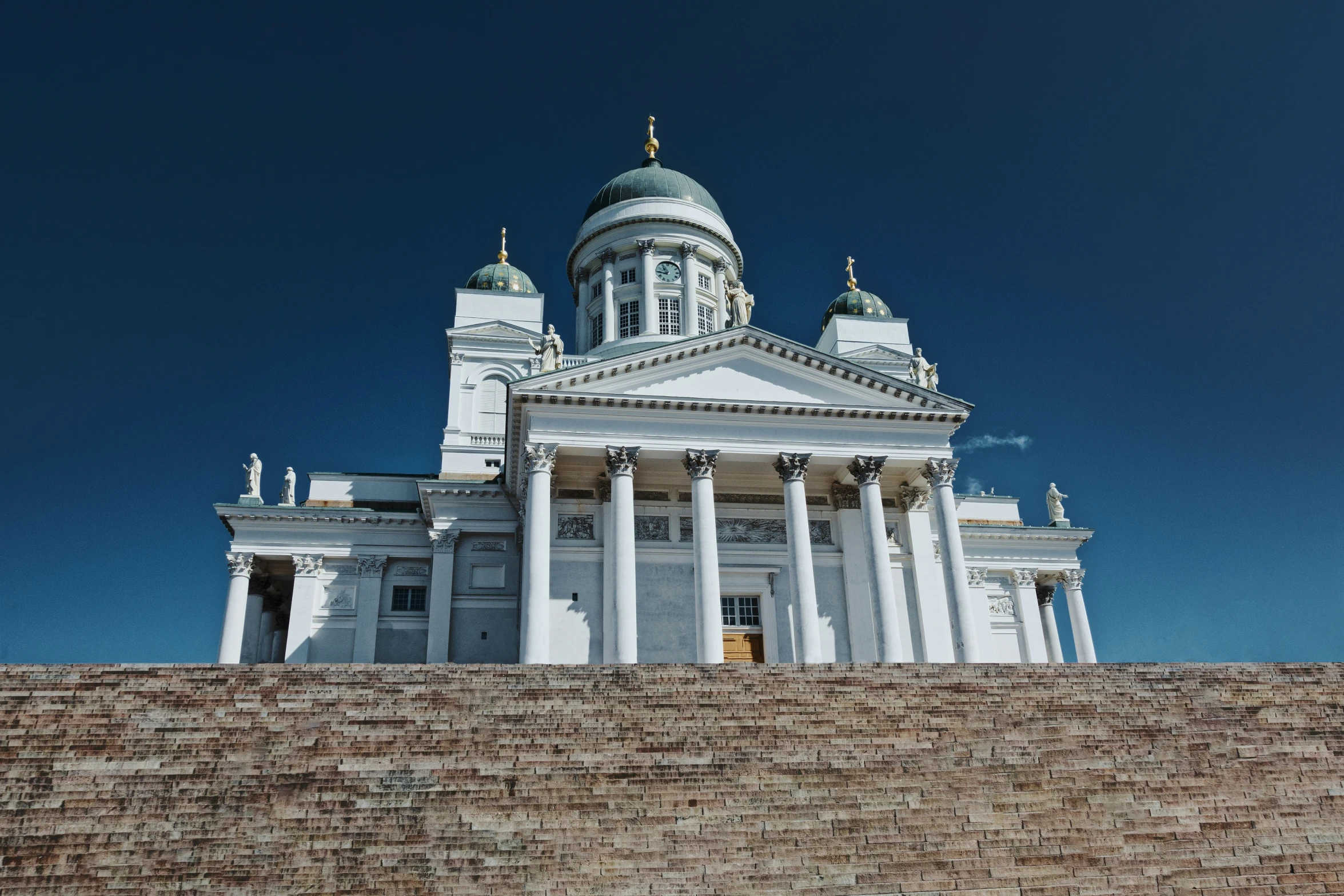 the large building has some stone pillars on it