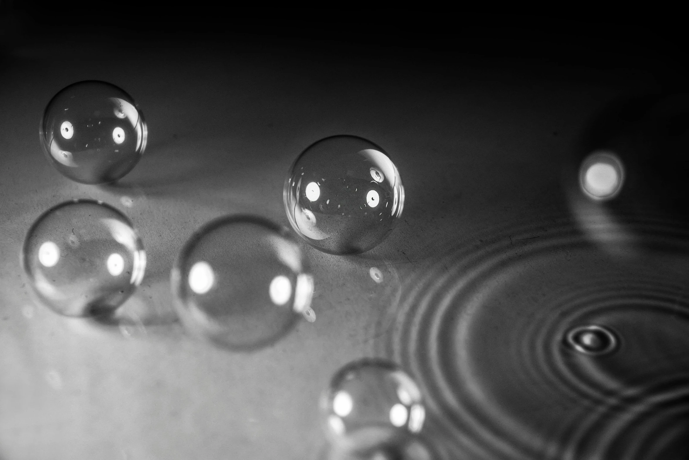 water droplets that are on the edge of the bathtub