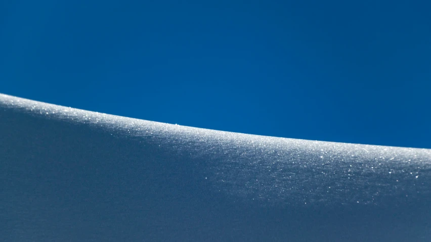 there are white snow on the top of the hill