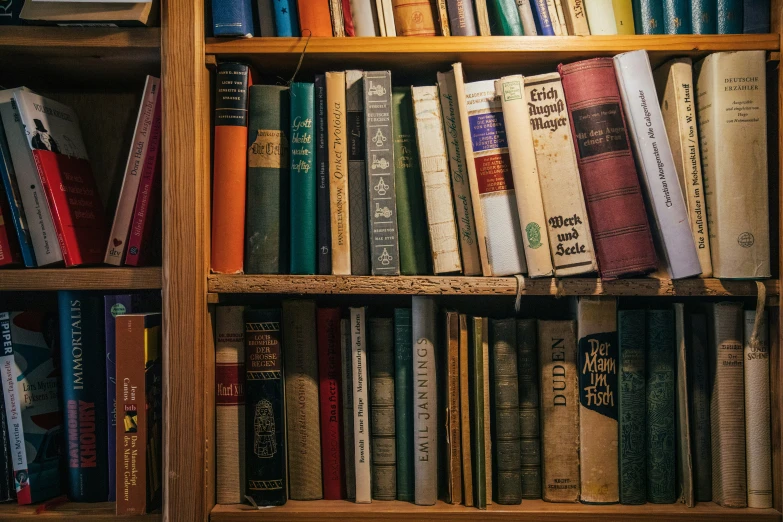 a shelf filled with books and an empty vase