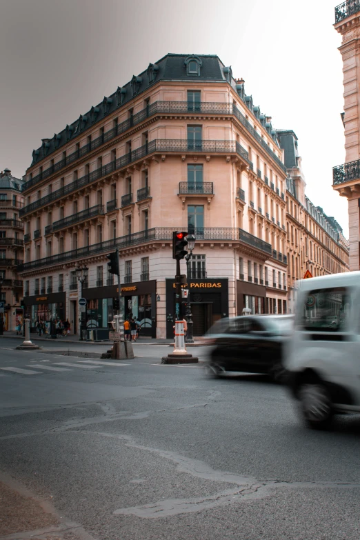 a blurry po of cars passing by a building