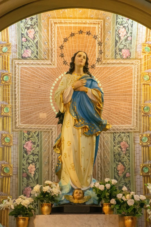 a statue of the virgin mary holding the arms crossed