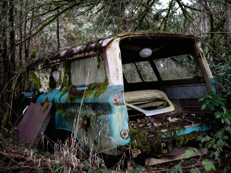 an old abandoned bus sits in a grassy area