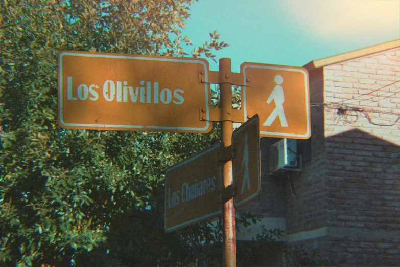 a street sign with the word los vivills on it