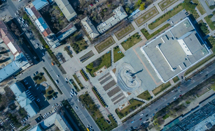 the intersection of an intersection, with a road leading into it