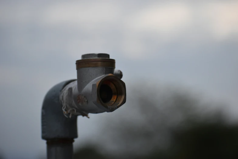 an image of a close up picture of a water pipe