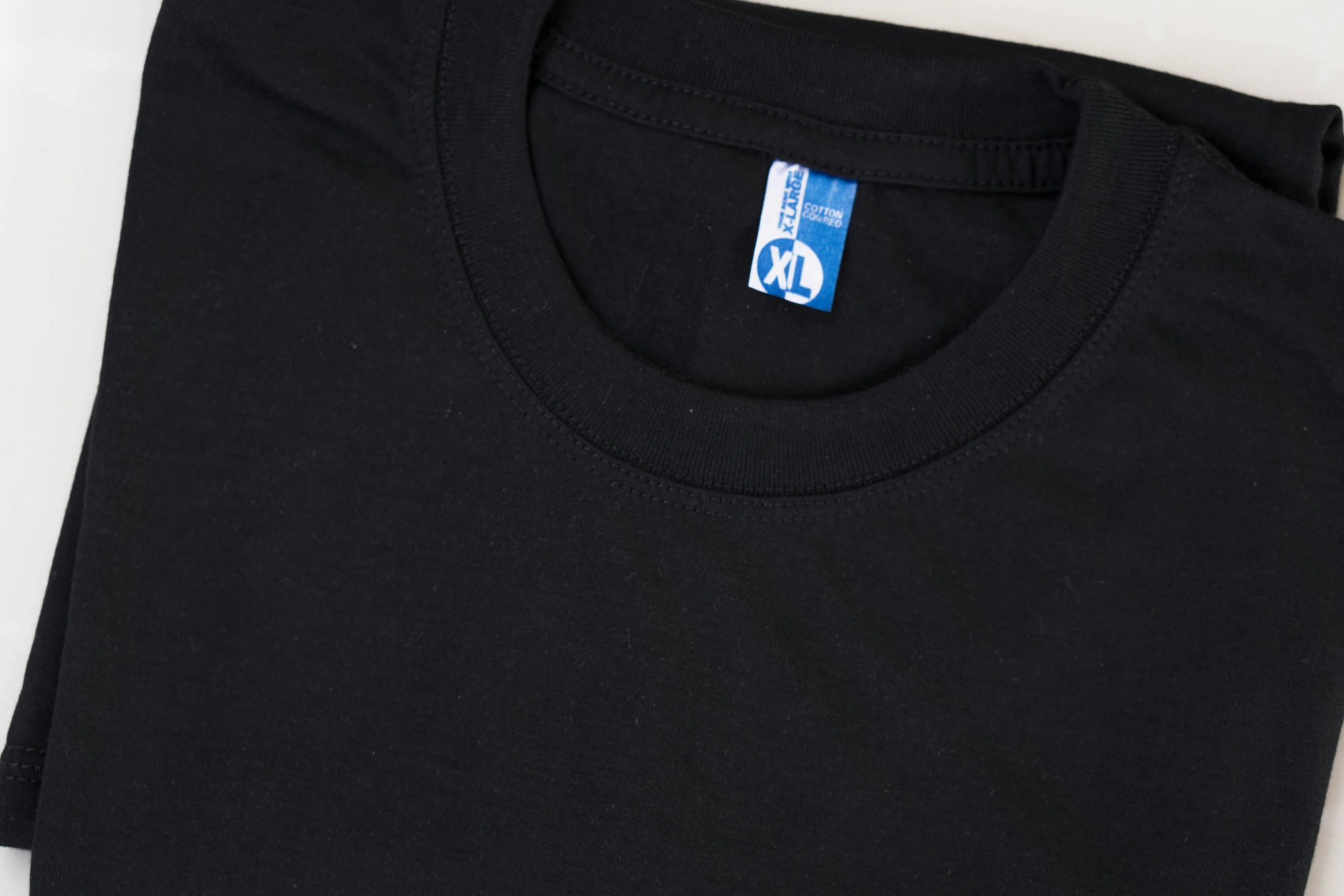 the back of a black t - shirt with a blue tag that says q on it