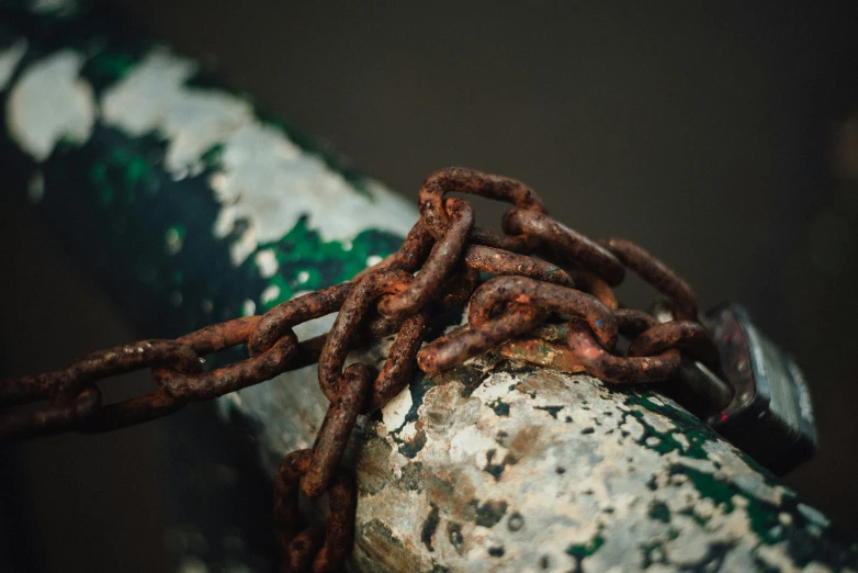 chain sitting on a large rock that's  to it