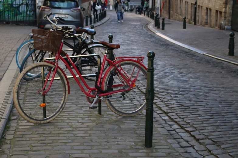 two bikes leaning on a bike rack in the city