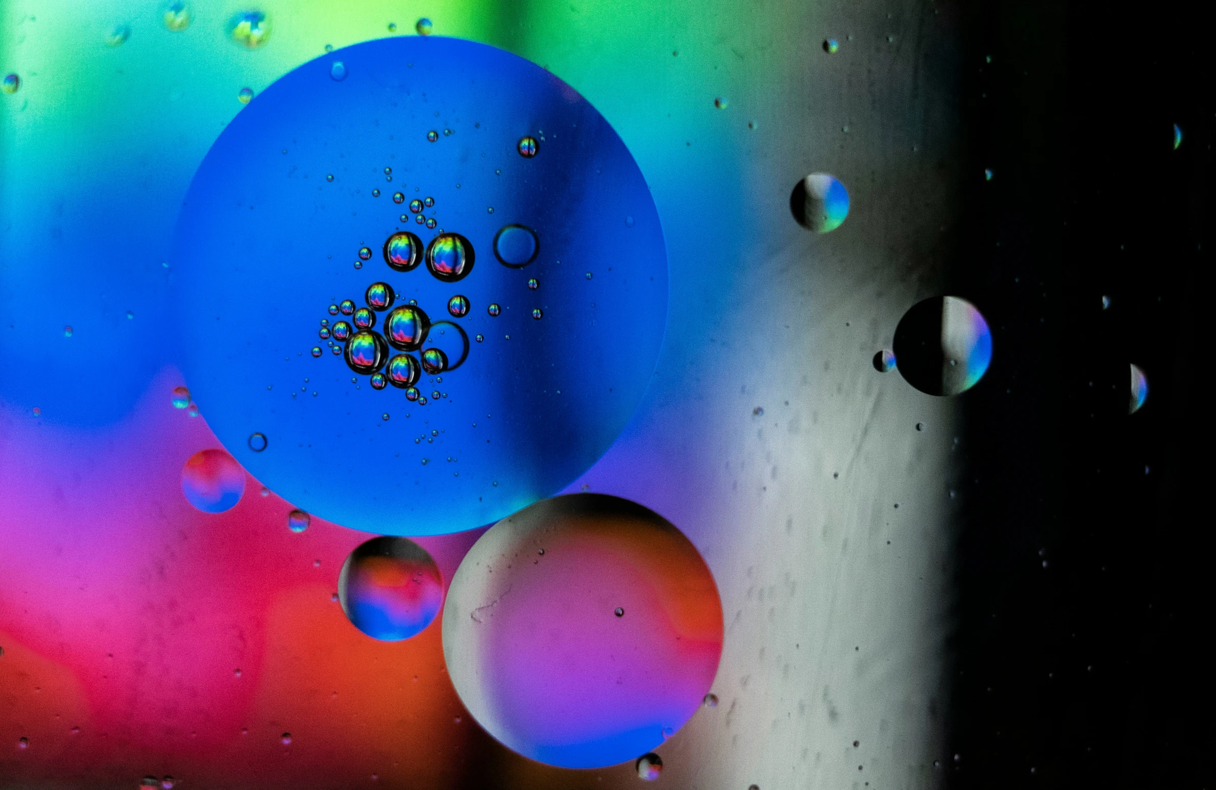 this is a pograph of water droplets and bubbles