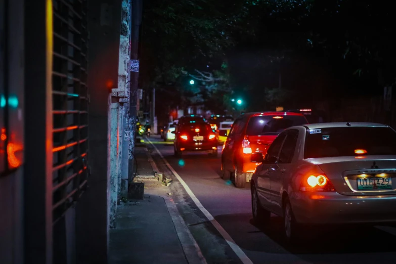 a bunch of traffic is stopped at an intersection at night